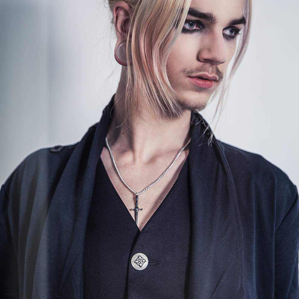 Alchemy - HAND OF MACBETH DAGGER Necklace - Silver coloured